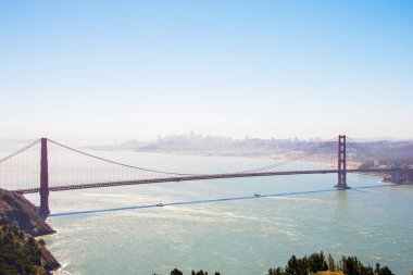 Güzel manzara ile Golden Gate Köprüsü bakmak yukarıdan ve Alcatraz hapishane defne ortasında San Francisco Körfezi.