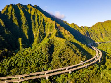 Oahu yeşil dağların görünümünün tarafından Ho'omaluhia Botanik Bahçesi Kaneohe içinde muhteşem havadan görünümü. Dağlar ile ünlü merdiven cennete ya da Haiku merdiven.