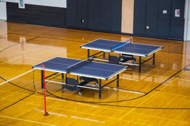 Üniversite Spor salonunda duran iki Masa Tenisi tablo