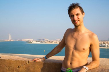 Dubai'de bir şehir manzarası ile ayakta adam