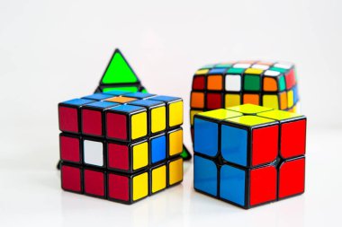 Beyaz ya da ahşap arka plan üzerinde Rubik küpleri