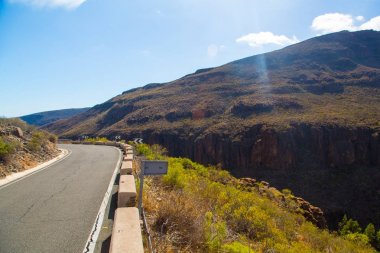 Gran Canaria ada boş yolda