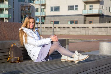 Malmo Western limanının. bölgede oturan kız