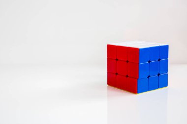 Rubik küpü beyaz veya ahşap zemin üzerine