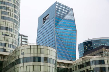 Paris, Fransa - 10 Nisan 2016: Meşgul Finans Merkezi Paris'te. La Defense. Birçok kişi dolaşıyor.