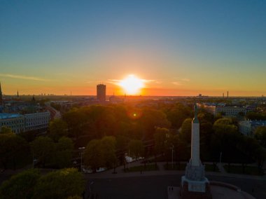Riga şehir Letonya üzerinde gün batımı görünümü