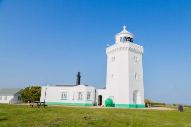 Güzel beyaz feneri ayakta Dover beyaz kayalıklarla yakınındaki