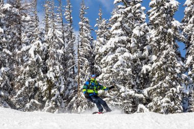 dağlarda aşağıya snowboard adam.