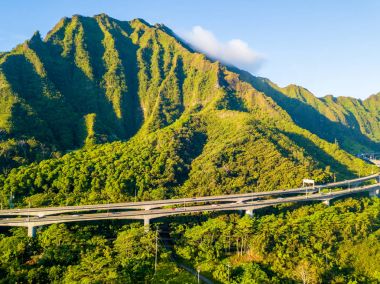 Oahu yeşil dağların görünümünün tarafından Ho'omaluhia Botanik Bahçesi Kaneohe içinde muhteşem havadan görünümü. Dağlar ile ünlü merdiven cennete ya da Haiku merdiven.