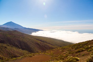 Teide yanardağı bulutların üstünde