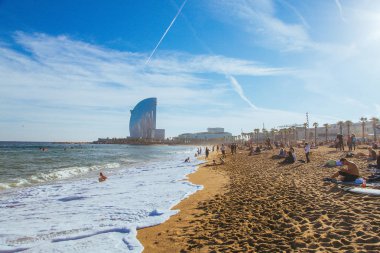 Ufuk ve kumun üzerinde yalan insanlara şaşırtıcı W otel manzaralı Barcelona meşgul beach.