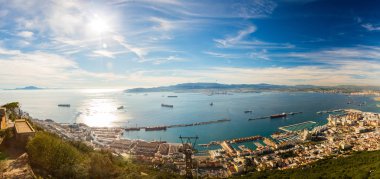 Güzel okyanus panorama manzaralı Cebelitarık ve şehir etrafında ve Afrika coast kanal diğer tarafında kaya üzerinde