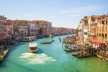 Geleneksel gondol güzel görünümü üzerinde ünlü Canal Grande, Venice, İtalya