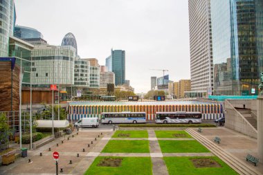 Paris, Fransa - 10 Nisan 2016: Meşgul Finans Merkezi Paris'te. La Defense. Birçok kişi dolaşıyor.