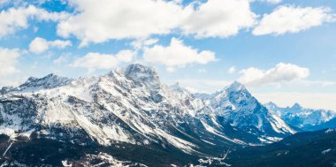 Alps, kış aylarında İtalya için güzel dağlar.