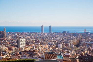 arka planda, İspanya sagrada familia ile barcelona şehrin havadan görünümü.