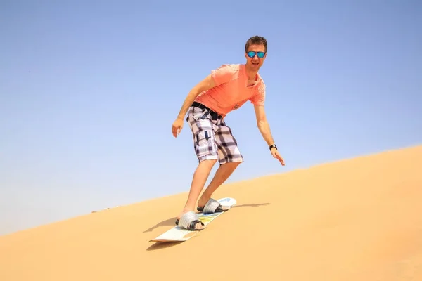 Mannen Sandboarding Ner Sanddynen Öken — Stockfoto