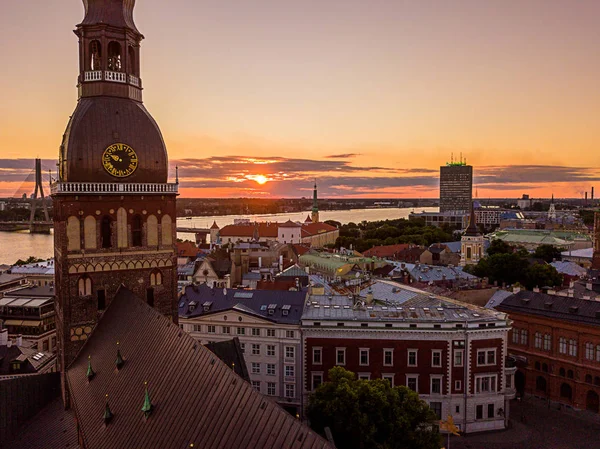 Vista del atardecer sobre el casco antiguo de Riga en Letonia —  Fotos de Stock