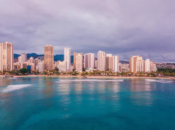 Simplesmente Incrível Pôr Sol Roxo Sobre Praia Waikiki Ilha Oahu — Fotografia de Stock