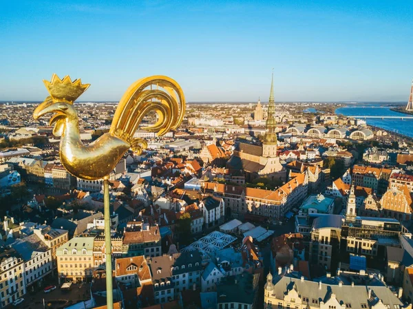 Vista del atardecer sobre el casco antiguo de Riga — Foto de Stock
