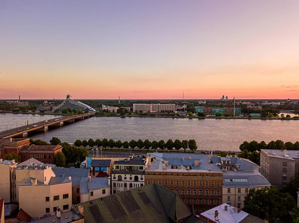 Vista sul tramonto sul centro storico di Riga in Lettonia — Foto Stock