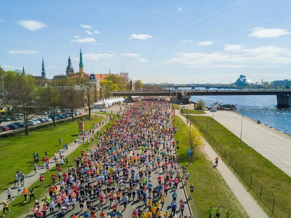 Pessoas correndo na maratona Riga Lattelecom — Fotografia de Stock