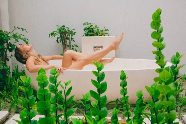 Sexy Naakte Meisje Nemen Van Een Bad Tuin Een Luxeresort — Stockfoto