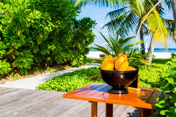 Cocos Frescos Uma Tigela Uma Mesa Com Uma Piscina Infinita — Fotografia de Stock