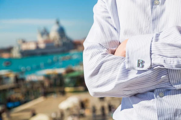 Ισχυρή Ανδρικά Μανικετόκουμπα Ένα Άσπρο Πουκάμισο Στέκεται Στη Βενετία Μια — Φωτογραφία Αρχείου