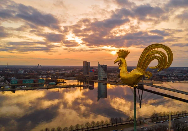 Flygfoto Över Den Gyllene Tuppen Över Staden Riga Vackra Solnedgången — Stockfoto