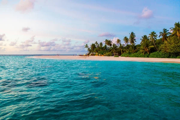 Закат Острове Мальдив Водные Виллы Курорта Одинокий Остров Посреди Океана — стоковое фото