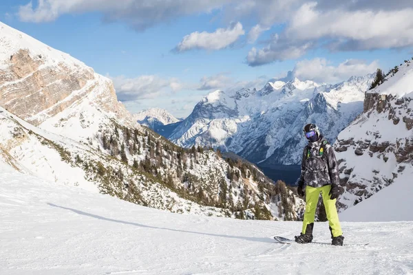 Homem Snowboard Descendo Encostas Nas Montanhas — Fotografia de Stock