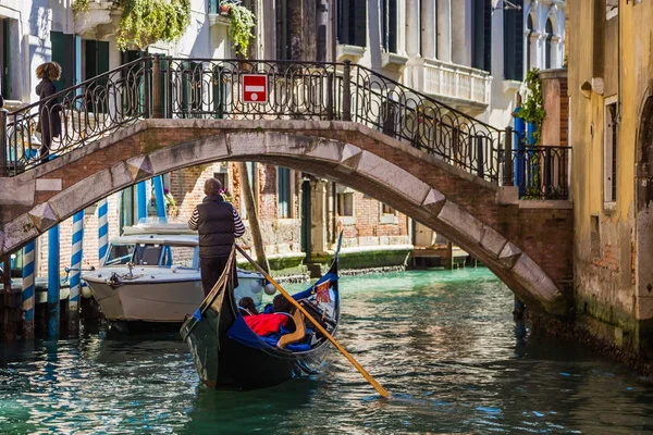 Viaje Romántica Góndola Por Uno Los Muchos Canales Estrechos Venecia — Foto de Stock