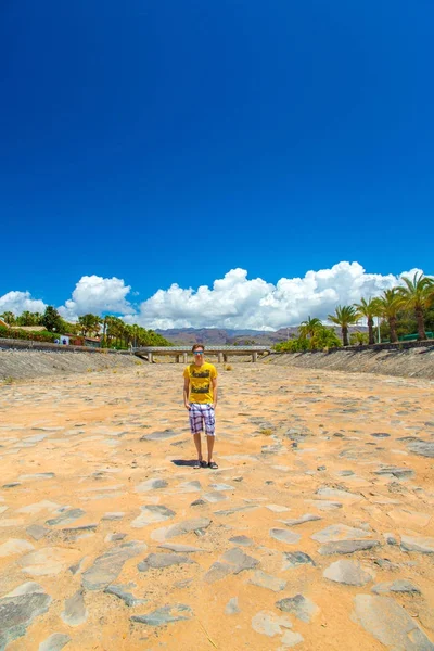 Jeune Homme Debout Sur Lit Rivière Sec Sur Les Îles — Photo