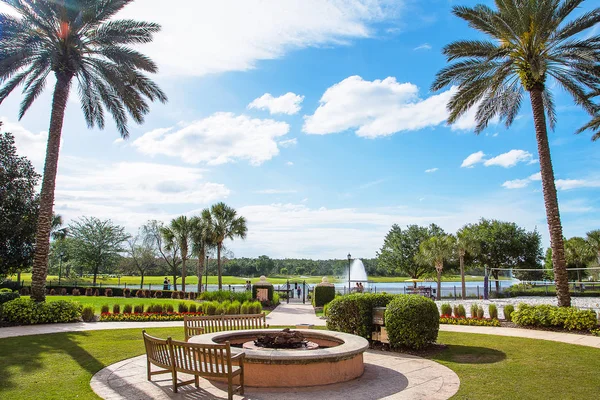Oturma alanında evrensel eğlence parkı. Güzel bir gün Orlando, Florida, ABD.