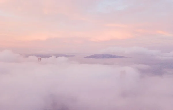 从云层上方鸟瞰旧金山金门大桥 魔幻日落时间在金门湾附近的云层上 — 图库照片