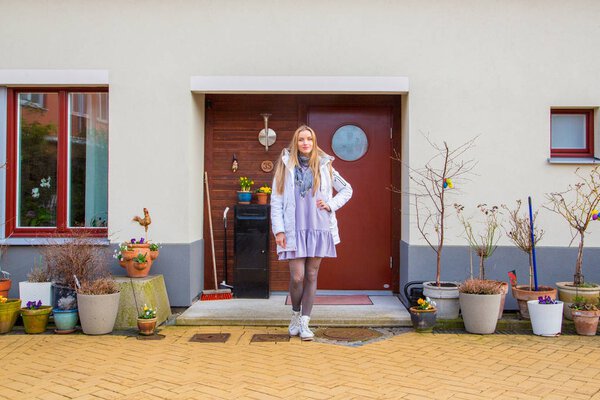 Девушка, стоящая в районе Западной гавани в Мальме
