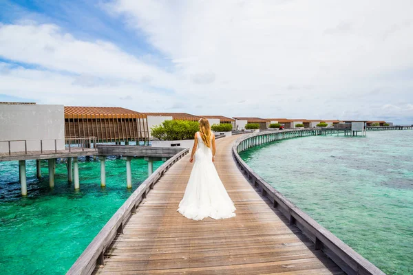 Hermosa Novia Largo Vestido Blanco Sexy Pie Muelle Las Maldivas — Foto de Stock