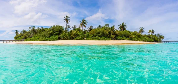 美丽的马尔代夫环礁与白色海滩从海看见了 全景壁纸 — 图库照片