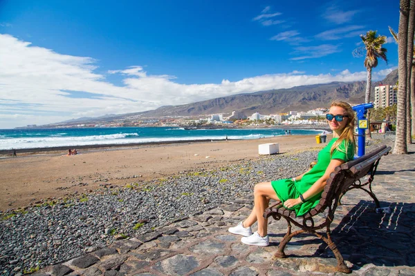 Chica al borde del océano en la isla de Tenerife — Foto de Stock