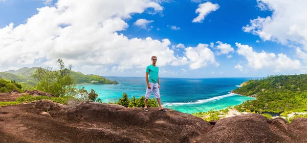 Impresionante Panorama Con Joven Pie Sobre Enorme Acantilado Con Una — Foto de Stock