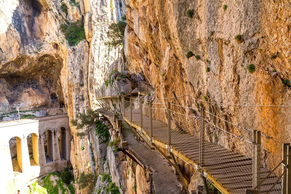 Güzel bir Caminito Del Rey dağlar ve yol boyunca dik kayalıklarla, kayalar ve İspanya Malaga yakınındaki dağ nehir manzarası