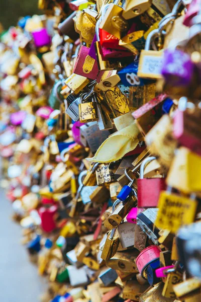 Serrures d'amour à Paris sur le pont par la Notre Dame — Photo