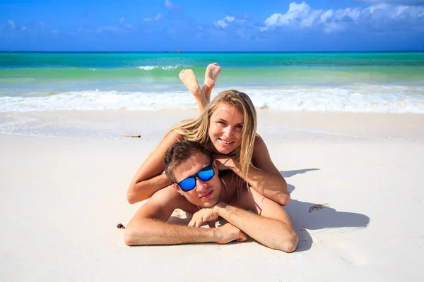 Casal Bonito Romântico Deitado Praia Bela Ilha Maurício — Fotografia de Stock