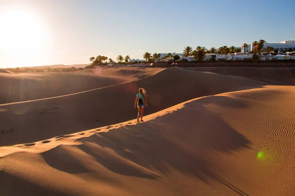 Chica de pie en medio de las dunas — Foto de Stock