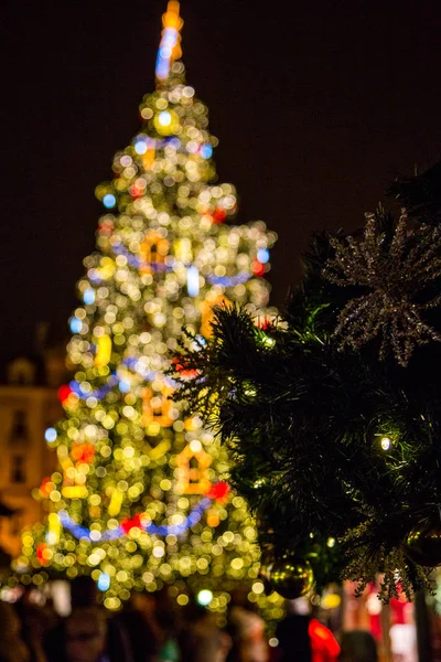 Árbol Navidad Pie Medio Del Mercado Con Decoraciones Luces Navidad — Foto de Stock