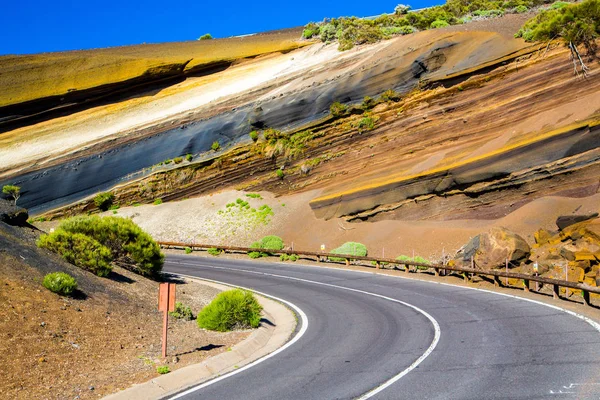 Estrada incrível pelas cavernas e paredes da geologia — Fotografia de Stock