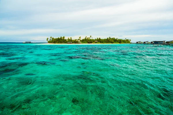Ilha Solitária Oceano Com Recifes Água Azul Verde Cristalina — Fotografia de Stock