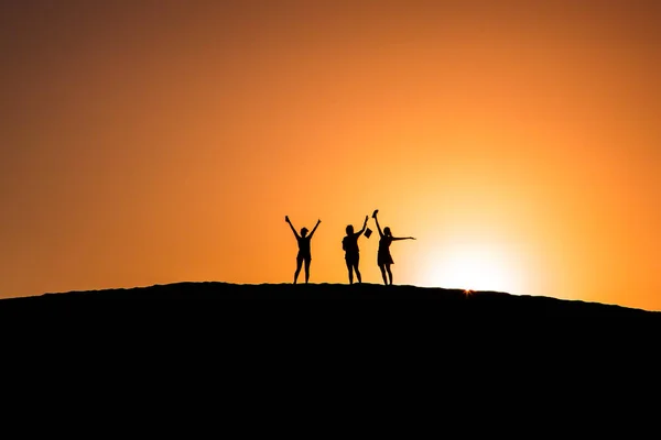 Silhouette du peuple au sommet des dunes de Maspalomas — Photo