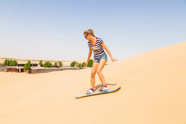 Sandboarding Donna Giù Duna Deserto — Foto Stock